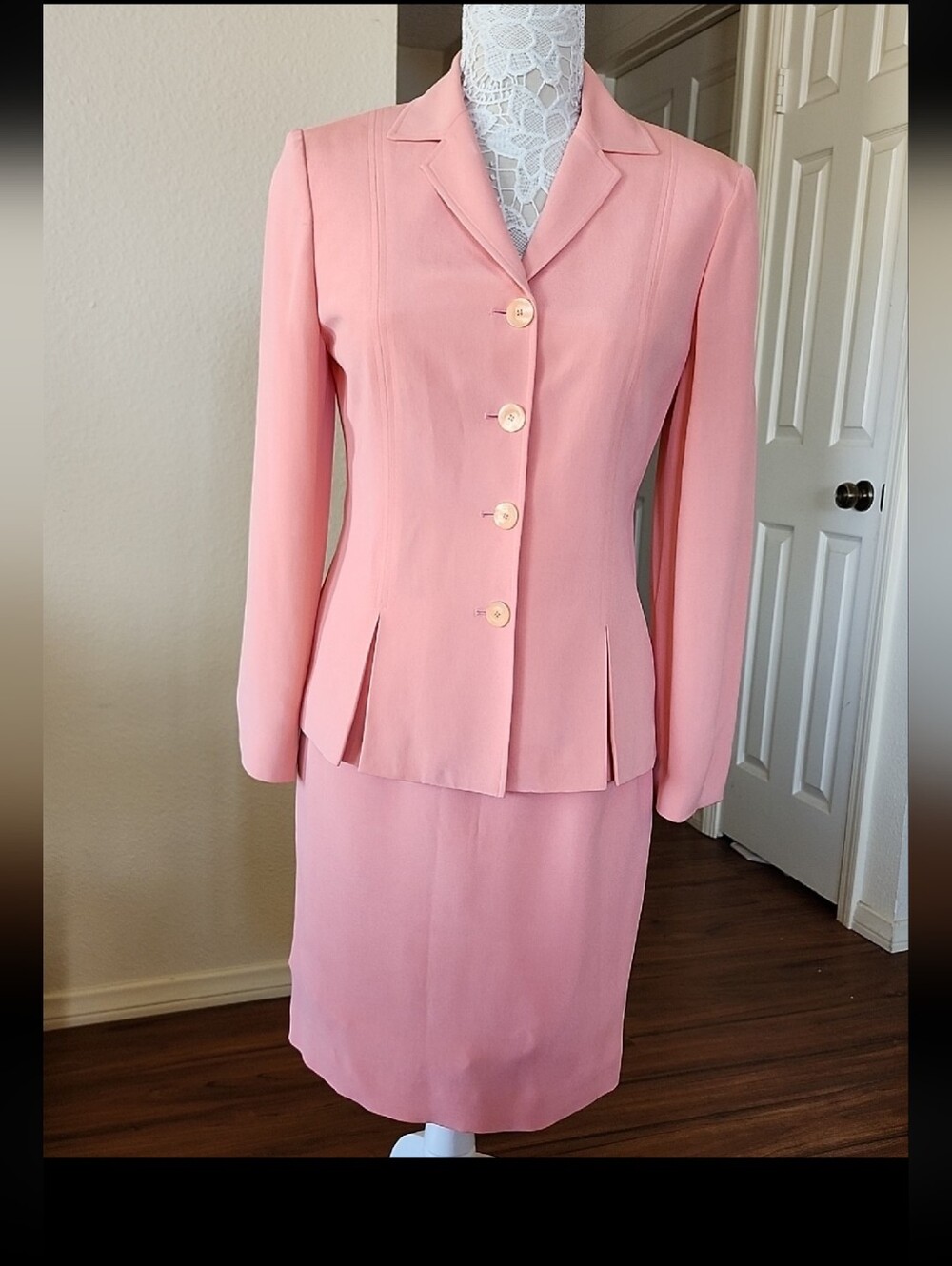 Jones New York 100%Silk Two Piece Suit Size 6 Classic Chic Feminine Professional